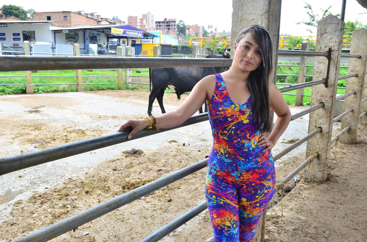 17P Simply amazing Jennifer Rojas posing with her nice ass outdoors