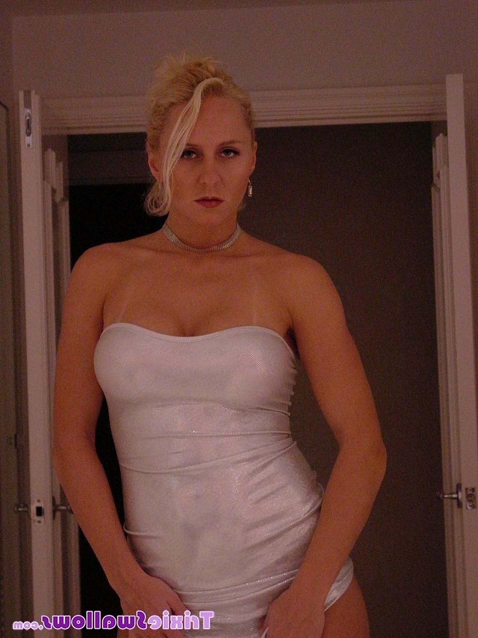 20P Una ocupada novia sueca se quita el vestido de novia y hace alarde de sus grandes tetas y su culo