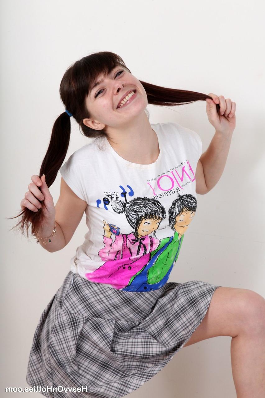 20P Adolescente amateur con coletas Tiny Chipie se quita la ropa y abre su chocho