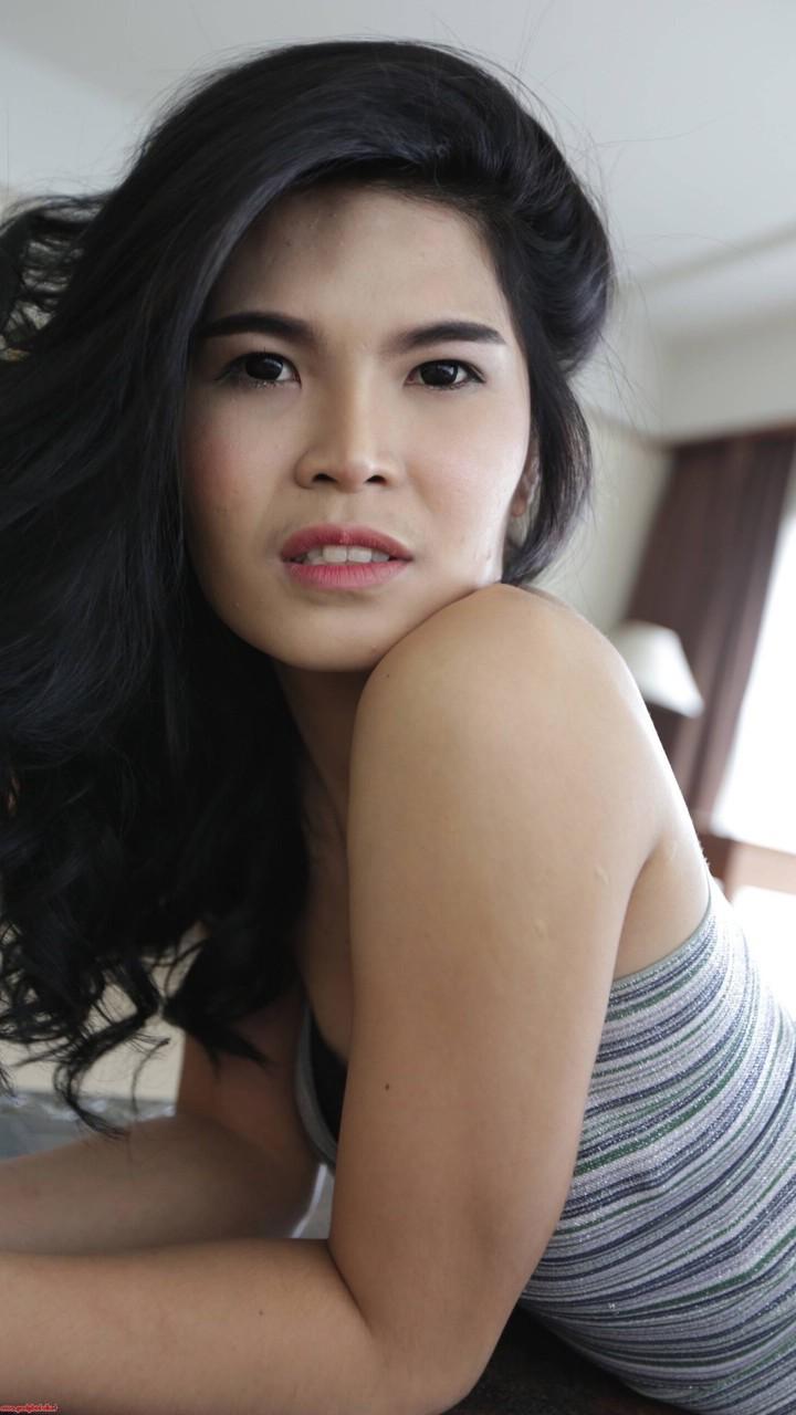20P Travesti gostosa mostra seu pequeno pau sem cortes enquanto se prepara para um sexo anal POV