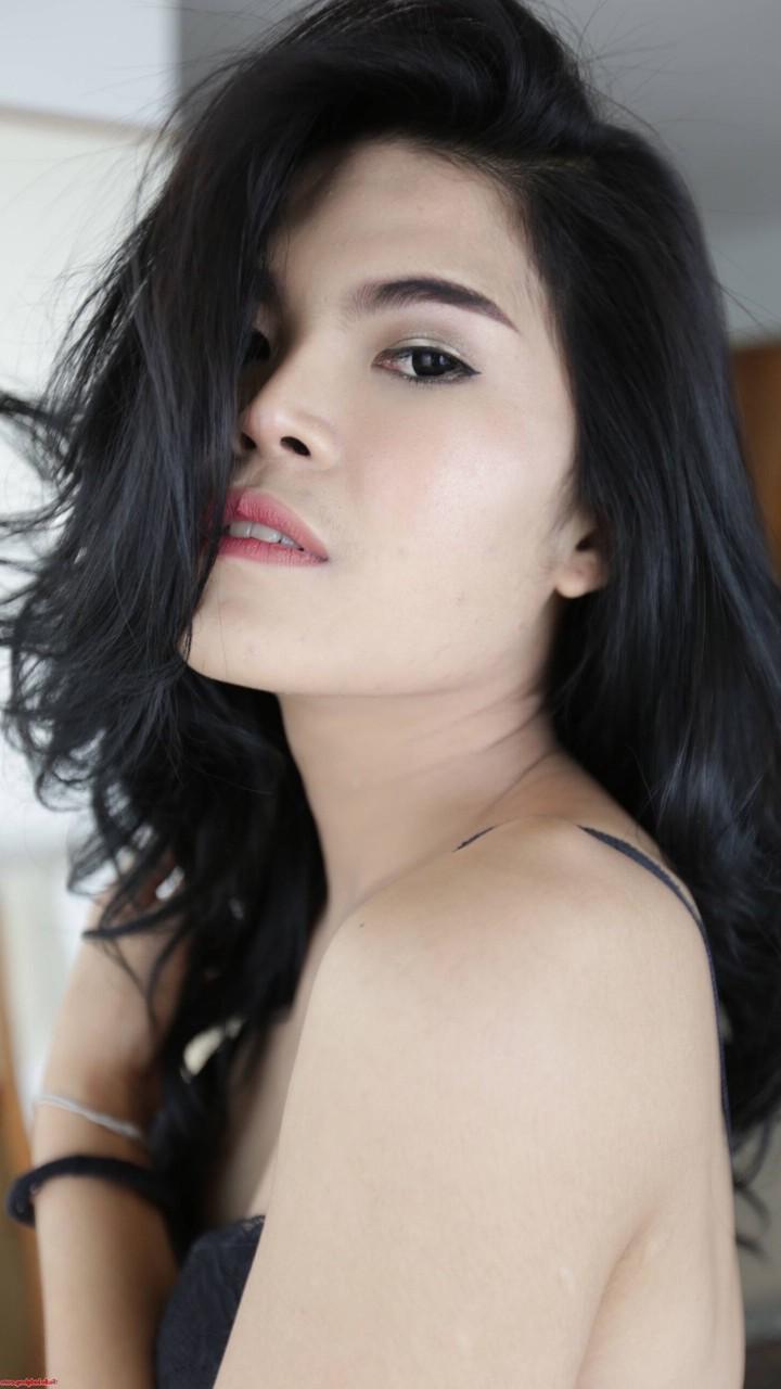 20P Travesti gostosa mostra seu pequeno pau sem cortes enquanto se prepara para um sexo anal POV
