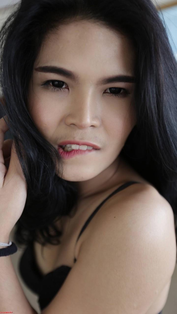 20P Travesti gostosa mostra seu pequeno pau sem cortes enquanto se prepara para um sexo anal POV
