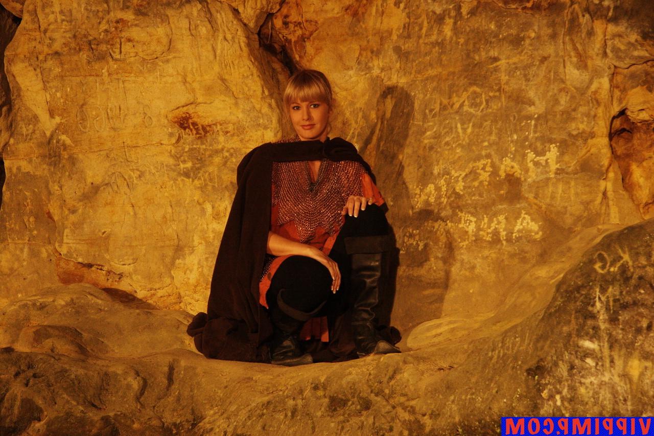 15P Une star du porno à couper le souffle posant dans sa magnifique tenue en action cosplay.