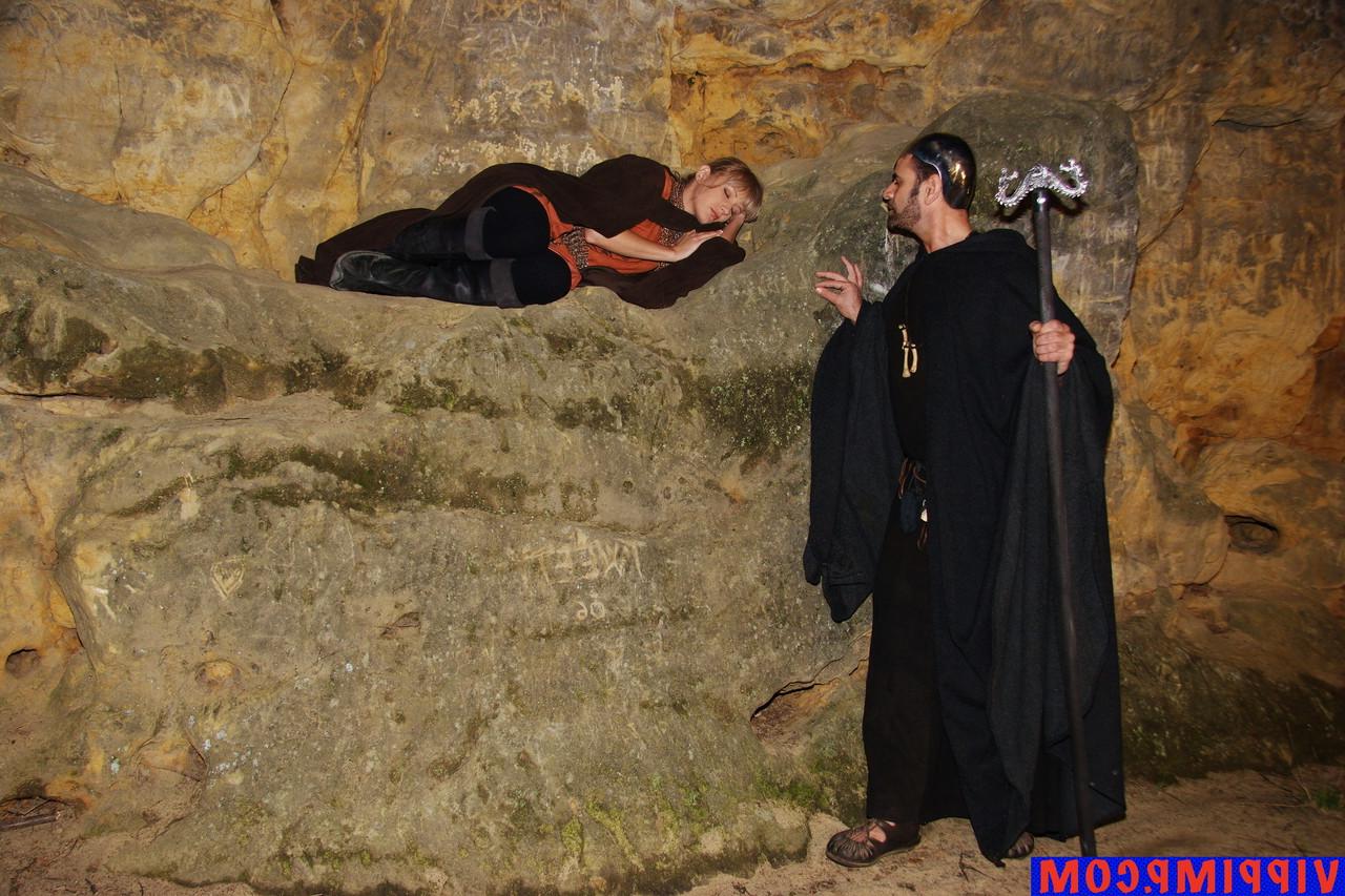 15P Une star du porno à couper le souffle posant dans sa magnifique tenue en action cosplay.