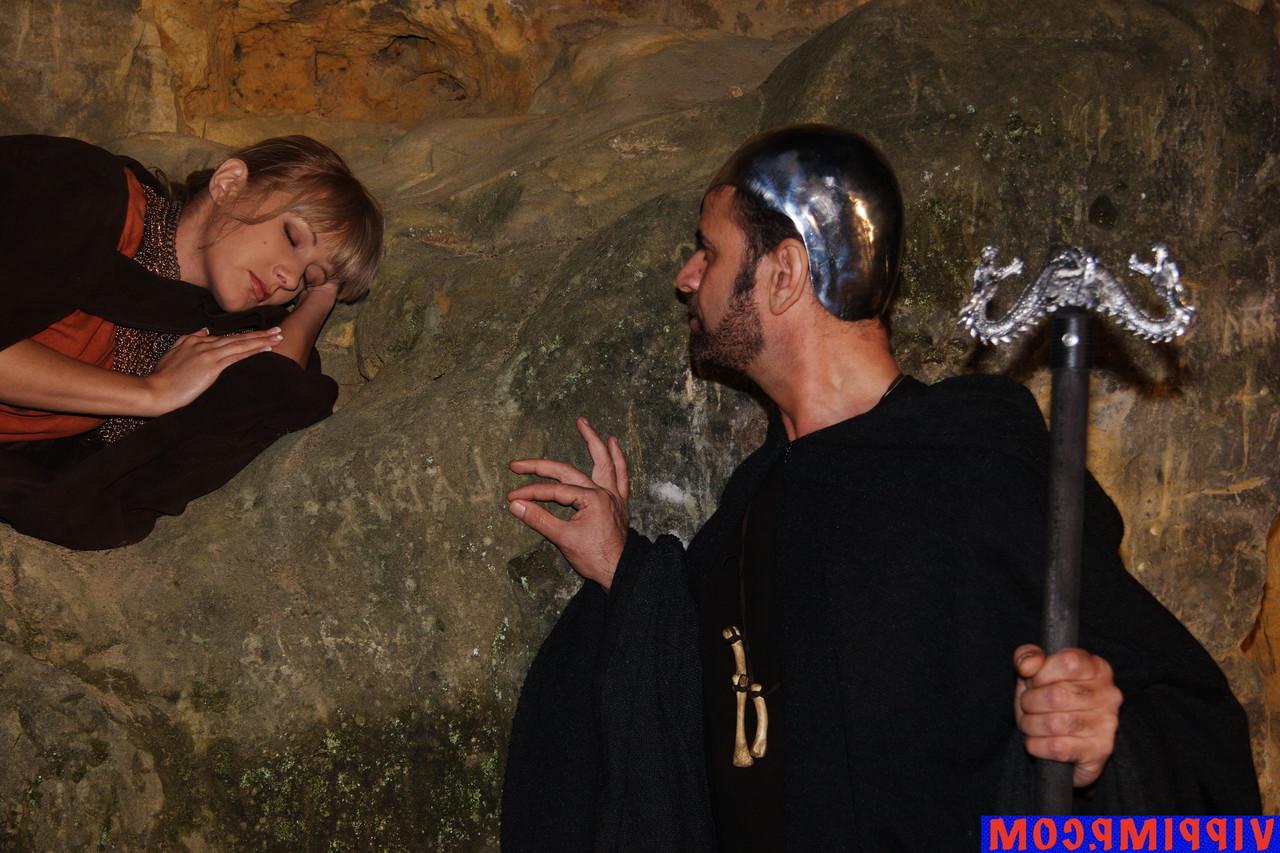 15P Une star du porno à couper le souffle posant dans sa magnifique tenue en action cosplay.