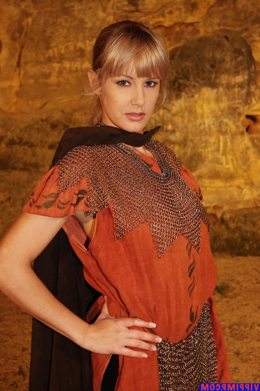 15P Une star du porno à couper le souffle posant dans sa magnifique tenue en action cosplay.