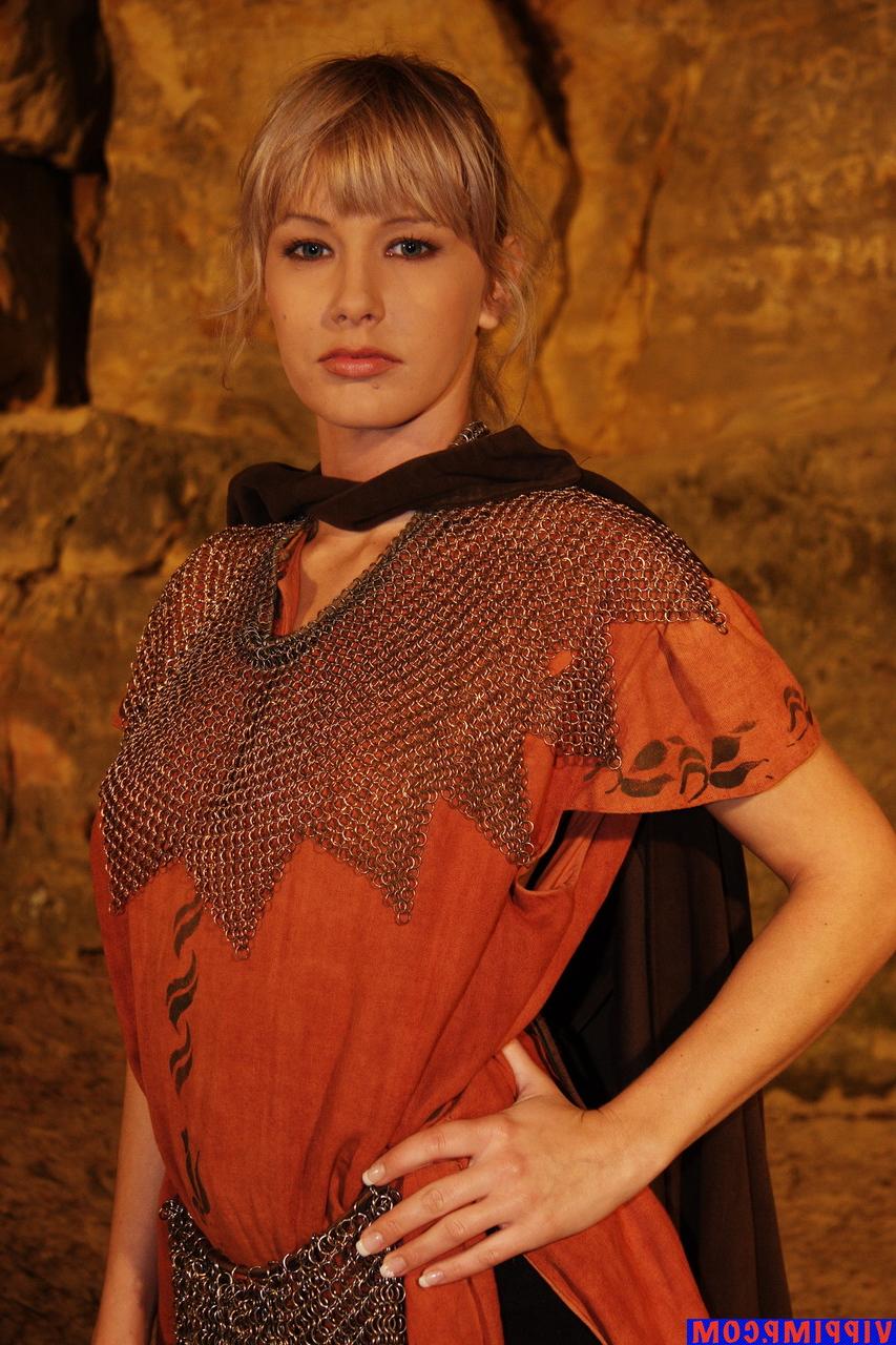 15P Une star du porno à couper le souffle posant dans sa magnifique tenue en action cosplay.