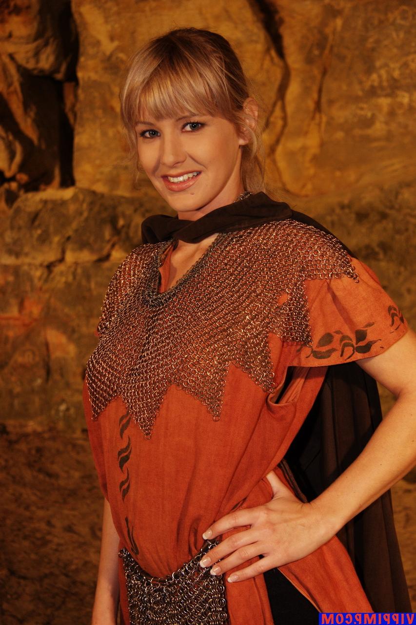15P Une star du porno à couper le souffle posant dans sa magnifique tenue en action cosplay.