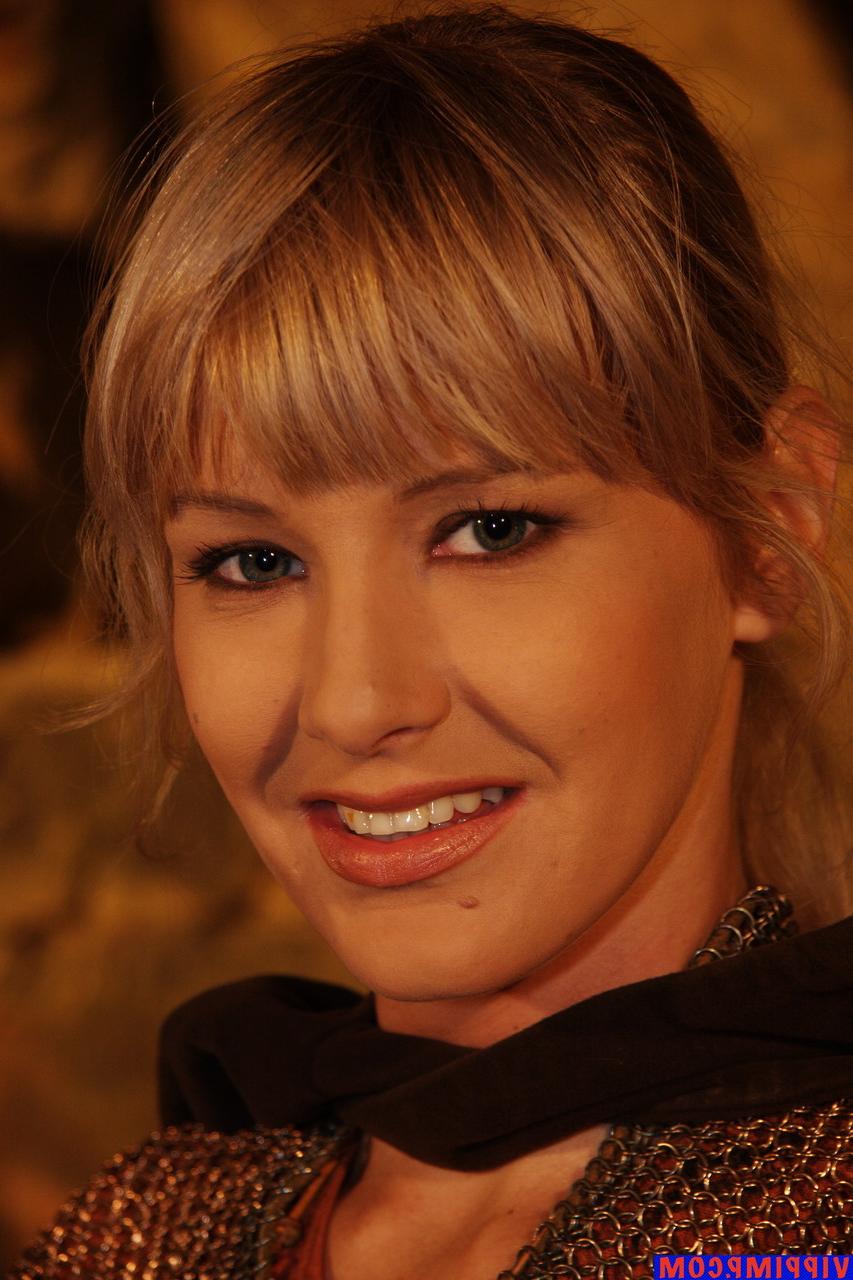15P Une star du porno à couper le souffle posant dans sa magnifique tenue en action cosplay.
