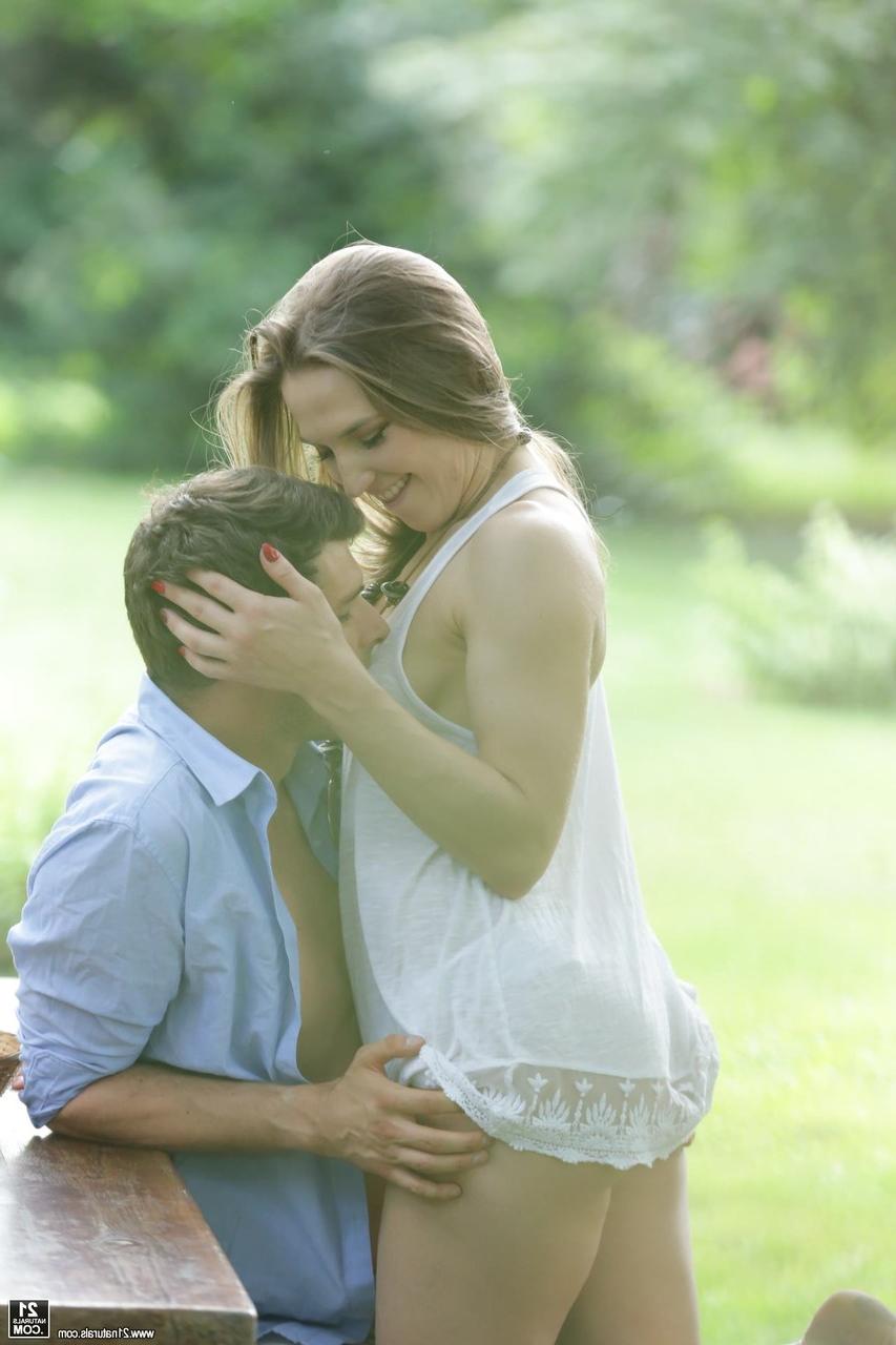 19P Natural girlfriend Nicole Pearl enjoying outdoors anal sex with her man