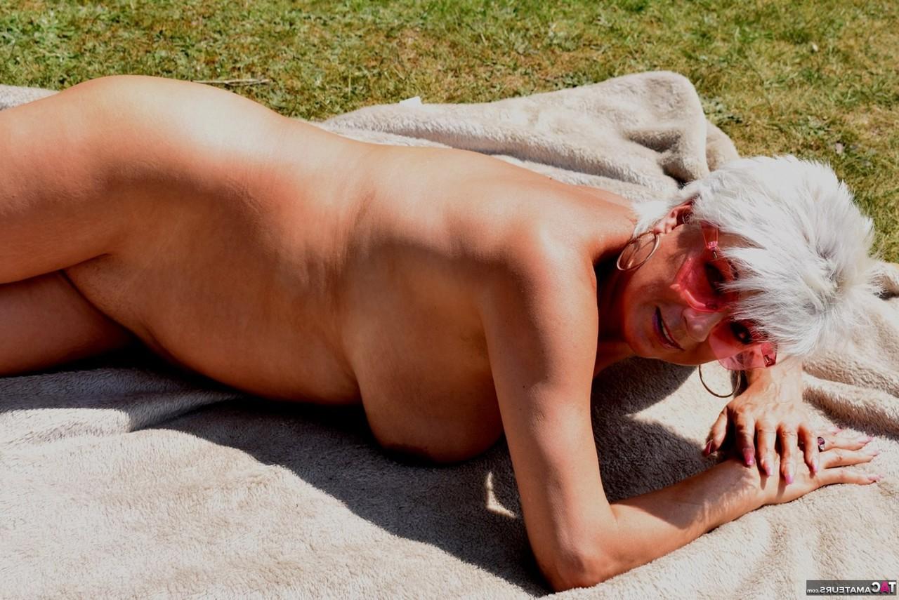 16P La madura rubia platino dimonty se desnuda totalmente en un jardín sobre una manta