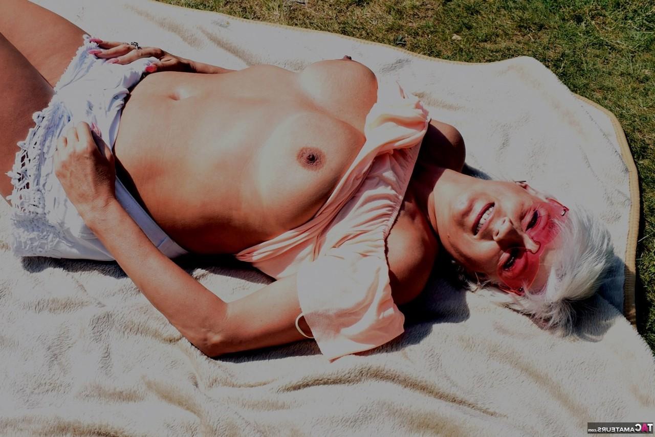 16P La madura rubia platino dimonty se desnuda totalmente en un jardín sobre una manta