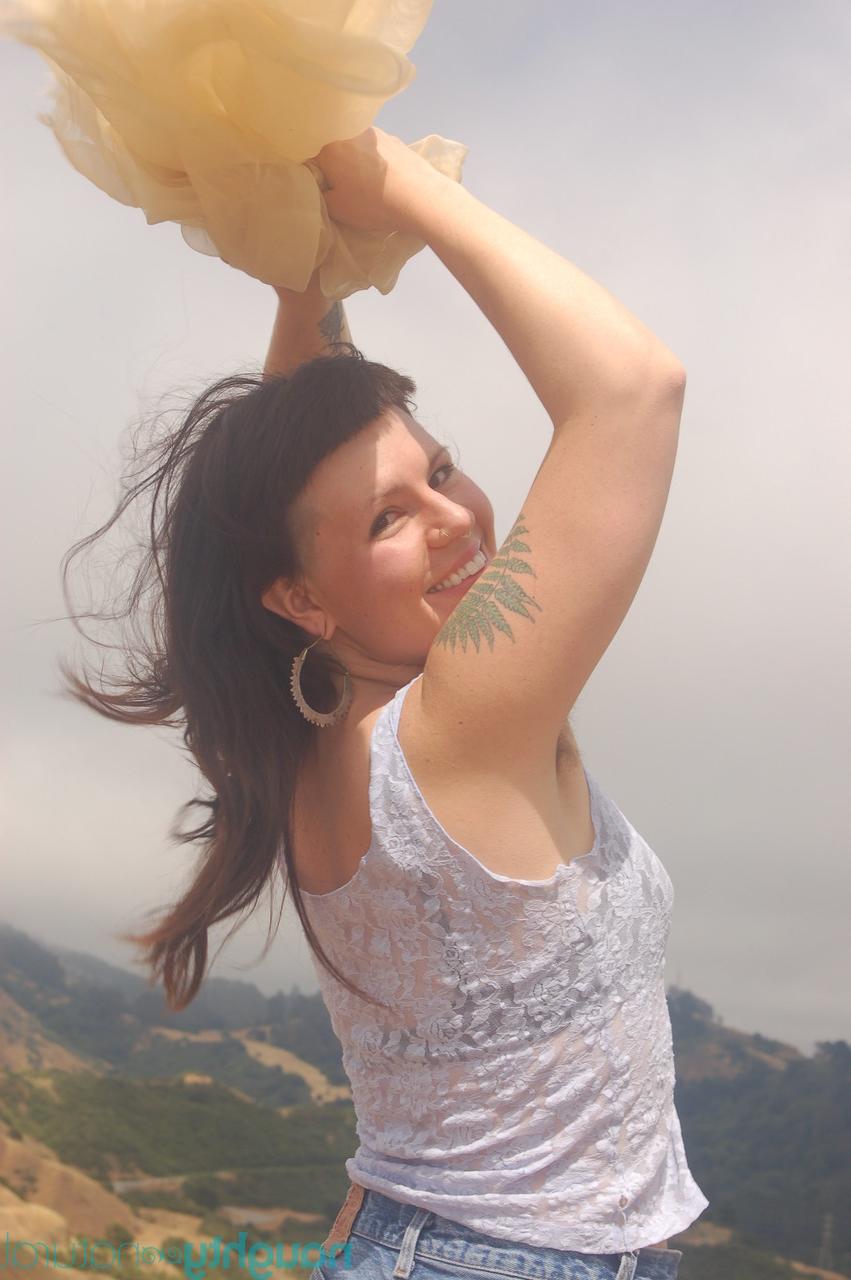 20P A pequena amadora Olivia Rose mostra sua buceta natural e peluda em um campo