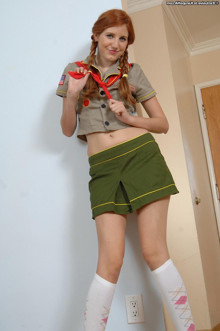 20P Adolescente ruiva com tranças Rita Lovely expõe sua figura esbelta e posa nua