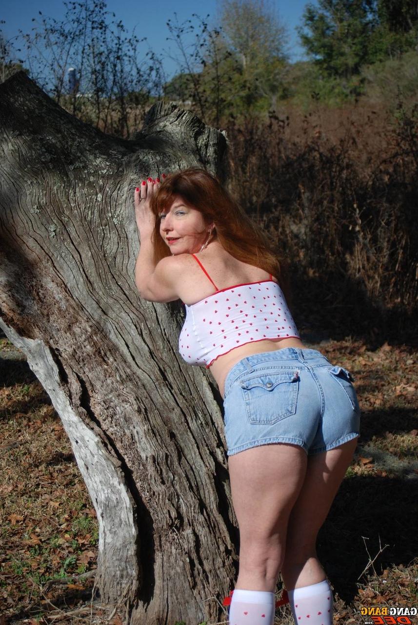 20P MILF rousse expose ses jolis seins et prend un bain de soleil en plein air