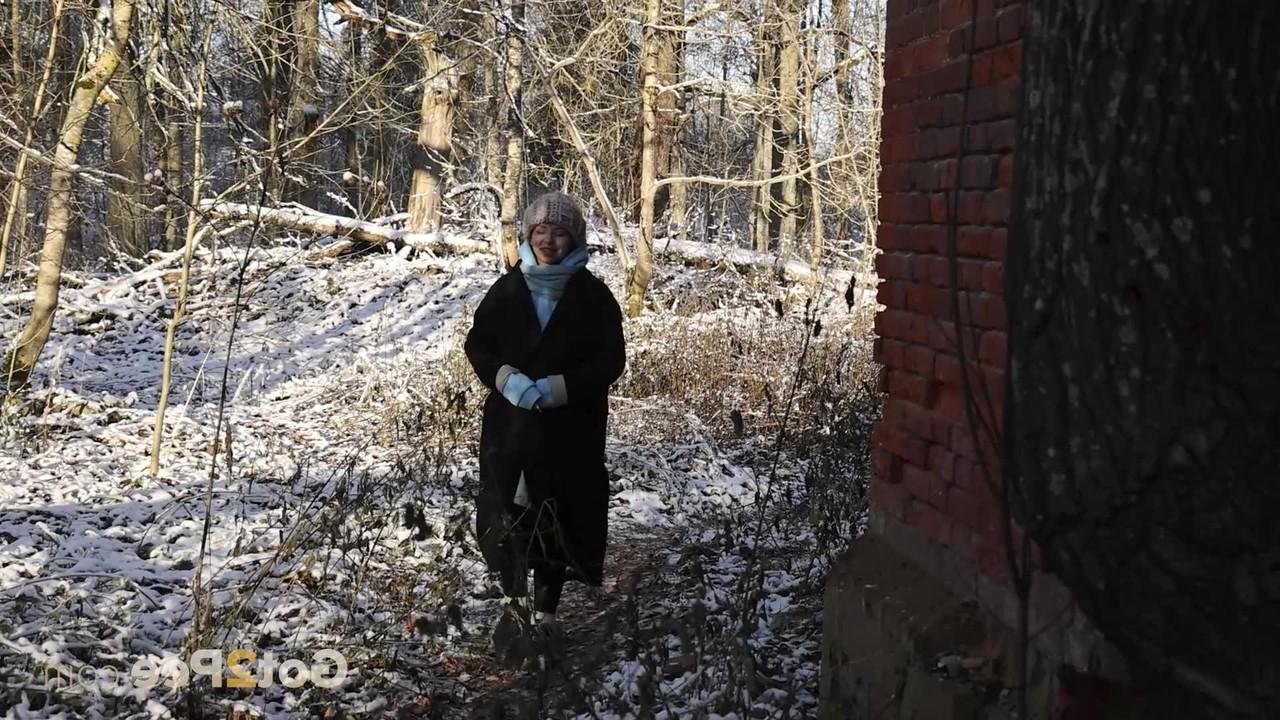 15P Pinkycat, une fille caucasienne, pisse sur des feuilles en plein air par temps froid