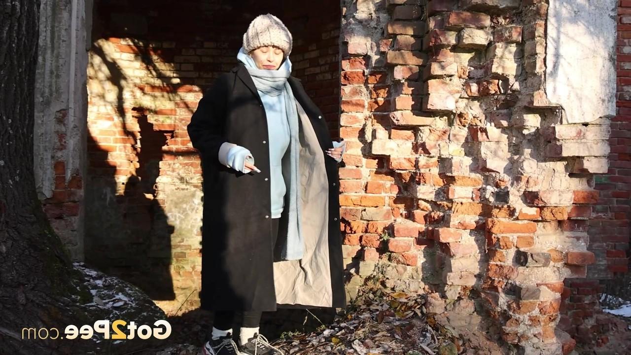 15P Pinkycat, une fille caucasienne, pisse sur des feuilles en plein air par temps froid
