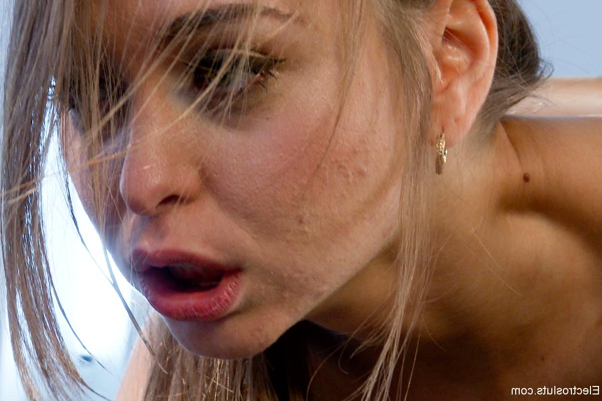 20P Lezdom rainha Lea Lexis pune a pequena puta Riley Reid com seu vibrador strapon