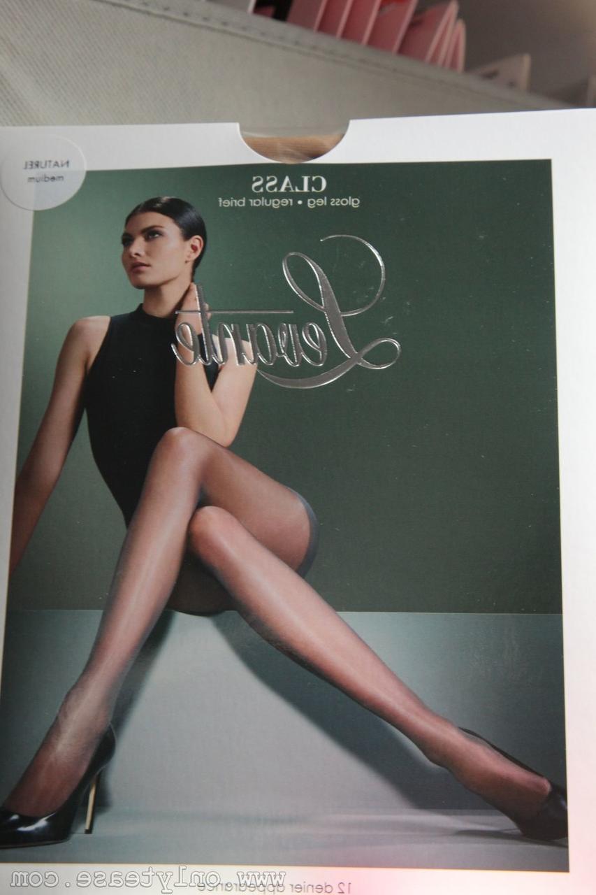 20P A gata magra Samantha Wales tira a saia prateada e posa de meia-calça e salto alto