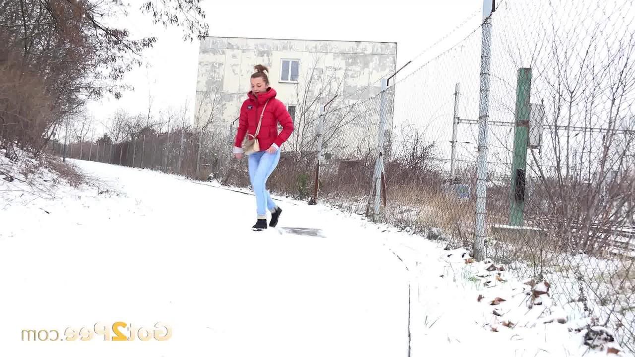 15P Caucasian girl Dafne melts pristine snow with her hot piss