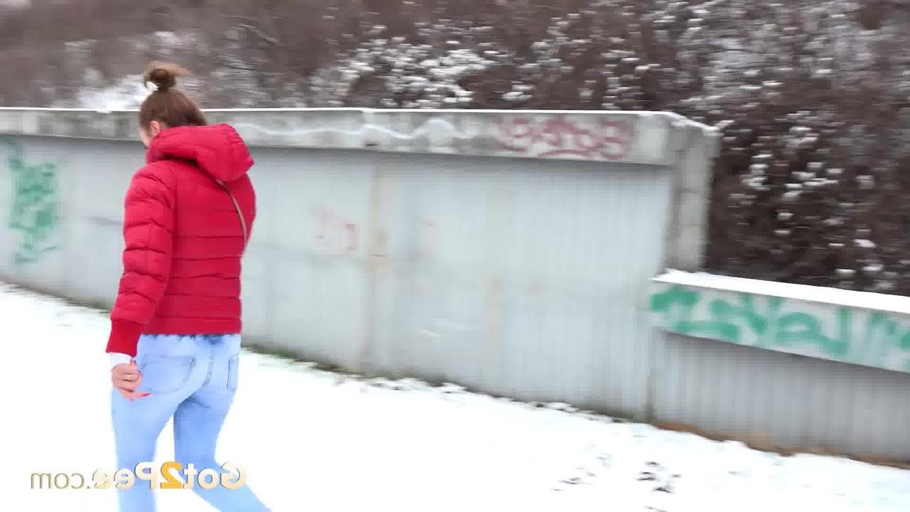 15P Caucasian girl Dafne melts pristine snow with her hot piss