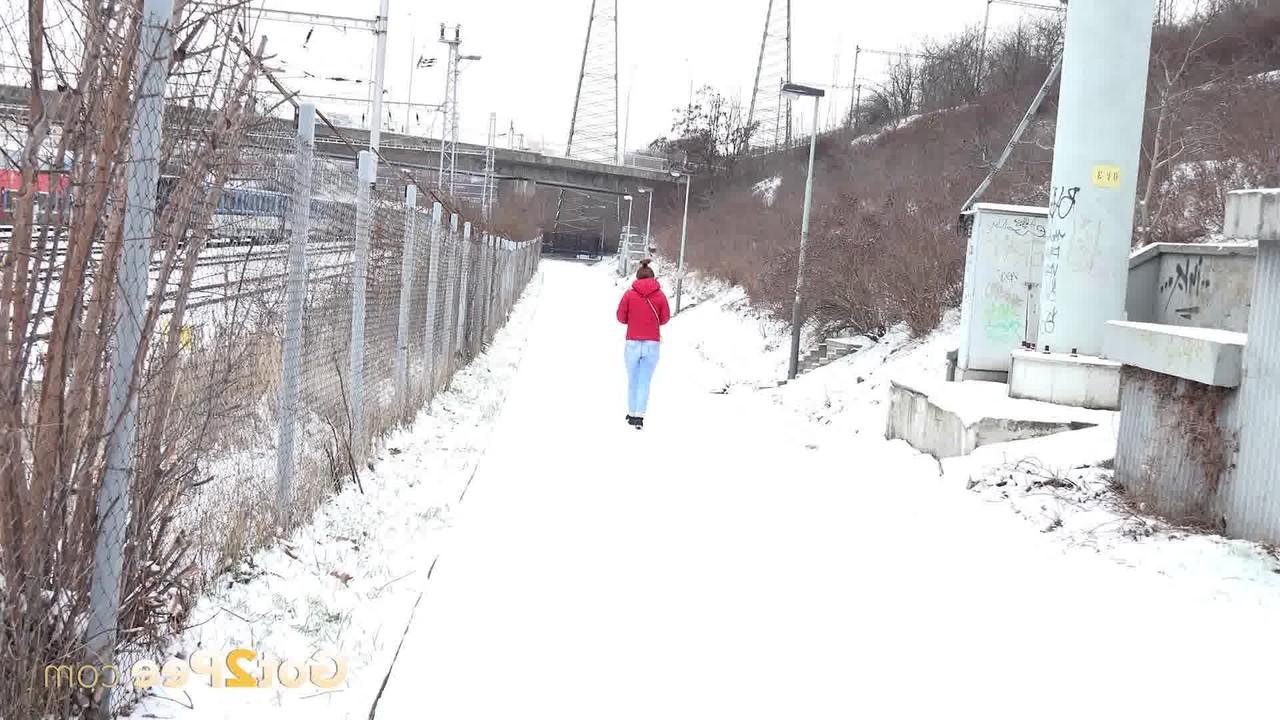 15P Caucasian girl Dafne melts pristine snow with her hot piss