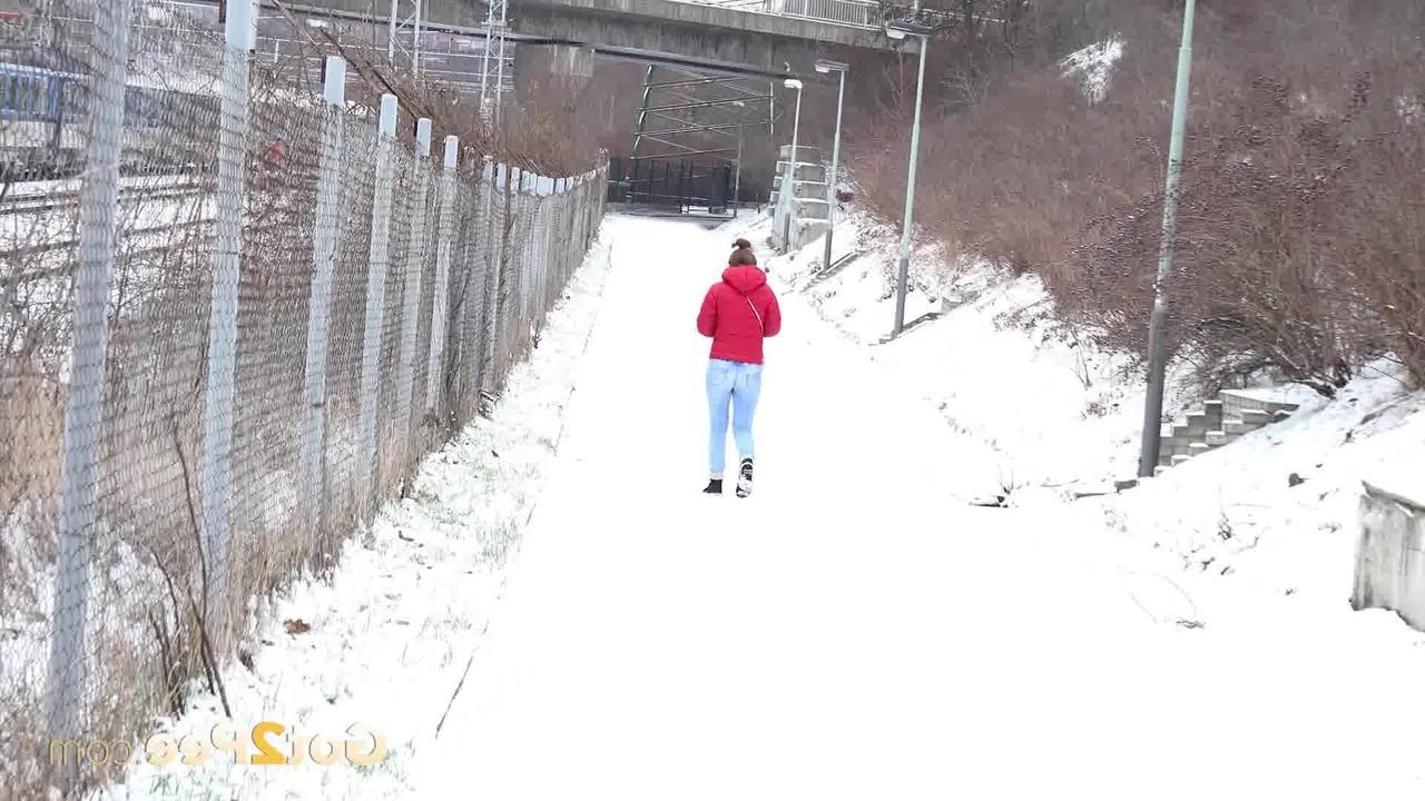 15P Caucasian girl Dafne melts pristine snow with her hot piss