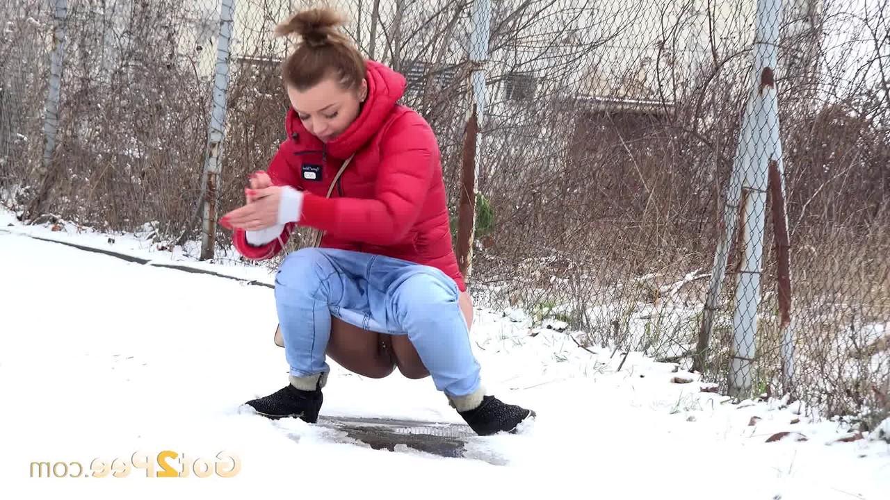 15P Caucasian girl Dafne melts pristine snow with her hot piss