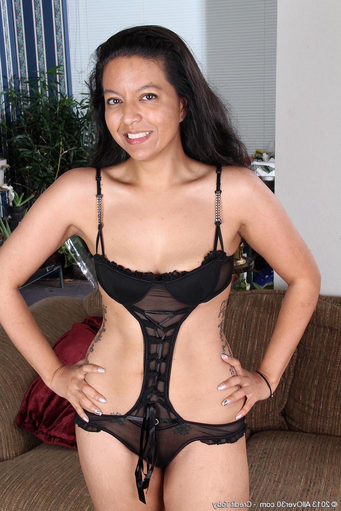 15P 30 plus E-Mail Julie Ann zieht ihre sexy Unterwäsche aus, bevor sie mit einem Spielzeug masturbiert