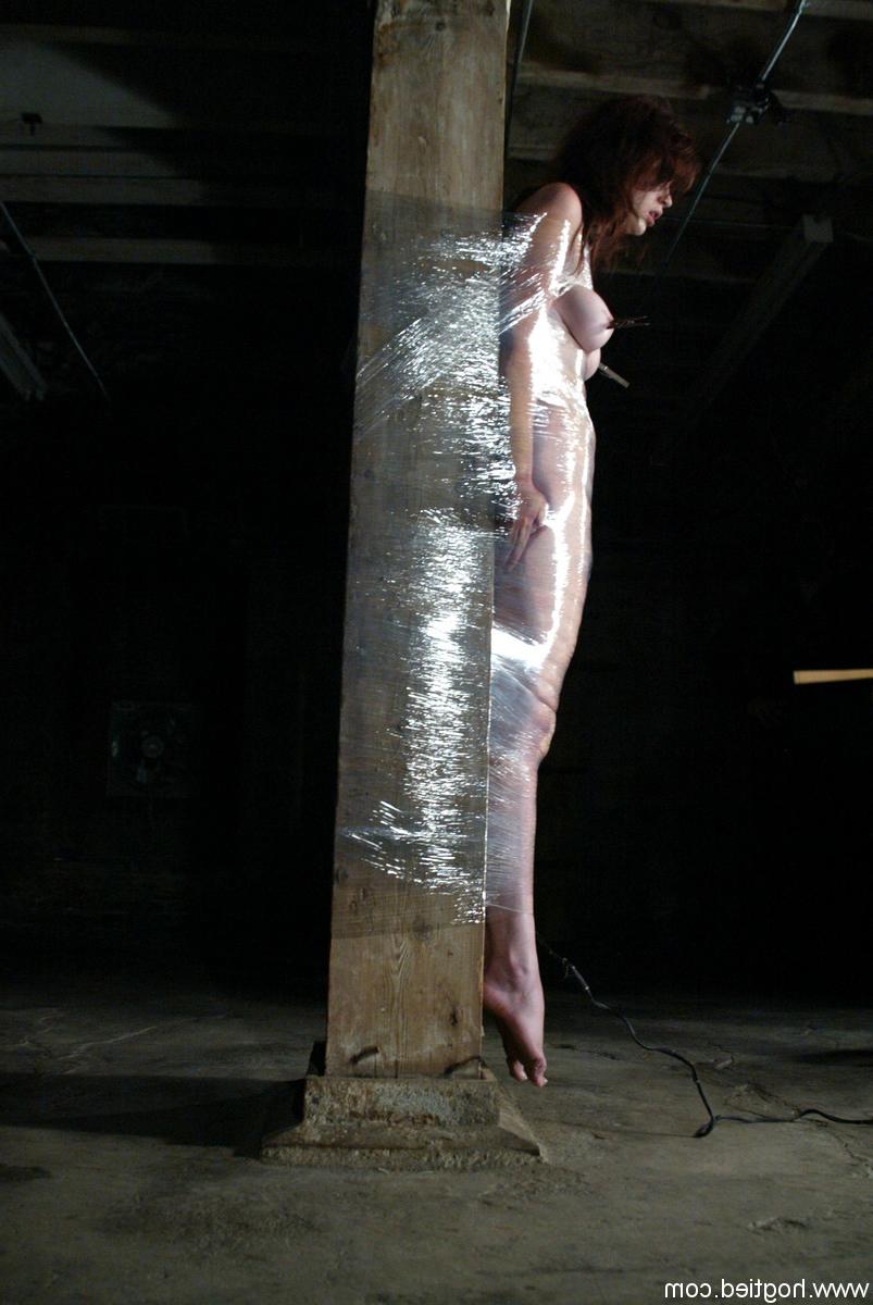 20P Hogtied Justine Joli, sargento-mor