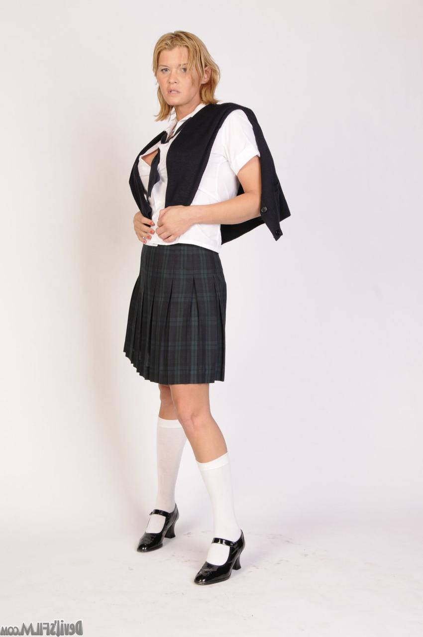 17P La ladyboy rubia muy caliente Astrid Shay se quita el uniforme escolar y toma una polla