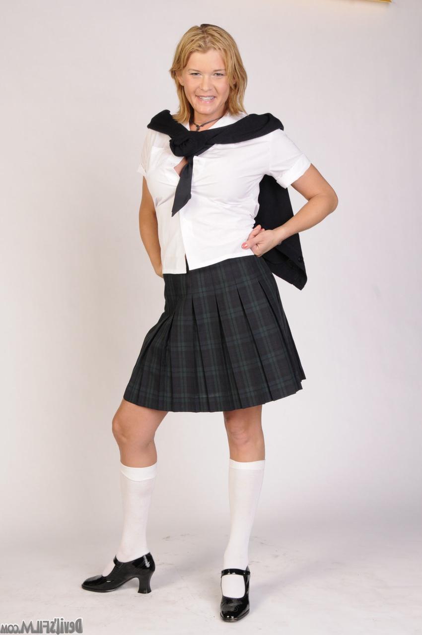 17P La ladyboy rubia muy caliente Astrid Shay se quita el uniforme escolar y toma una polla