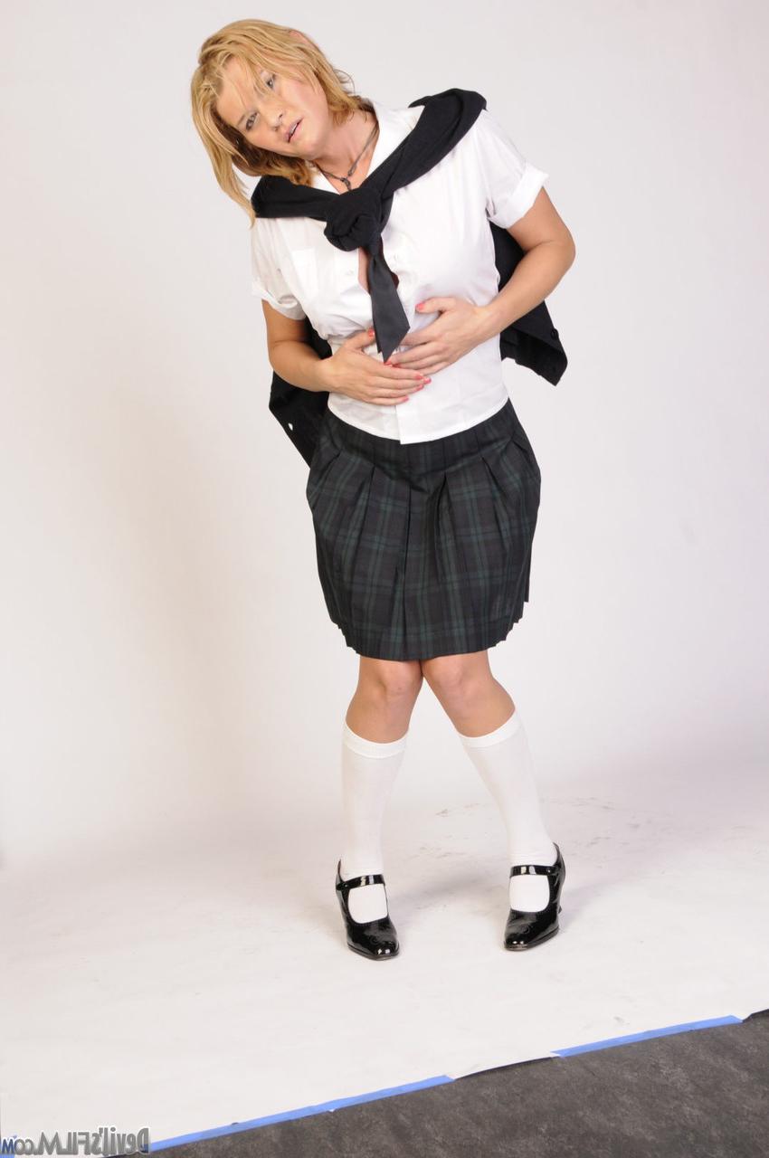 17P La ladyboy rubia muy caliente Astrid Shay se quita el uniforme escolar y toma una polla