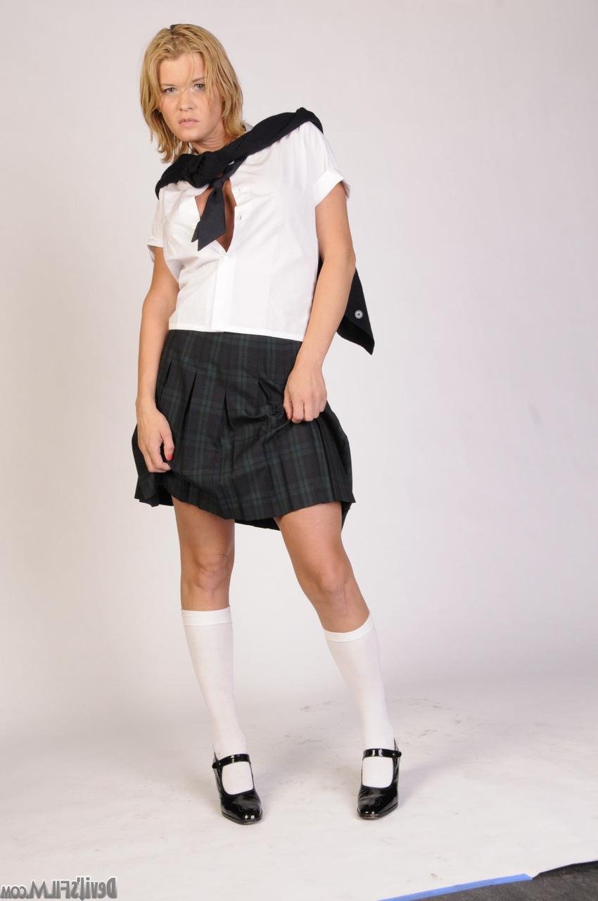 17P La ladyboy rubia muy caliente Astrid Shay se quita el uniforme escolar y toma una polla
