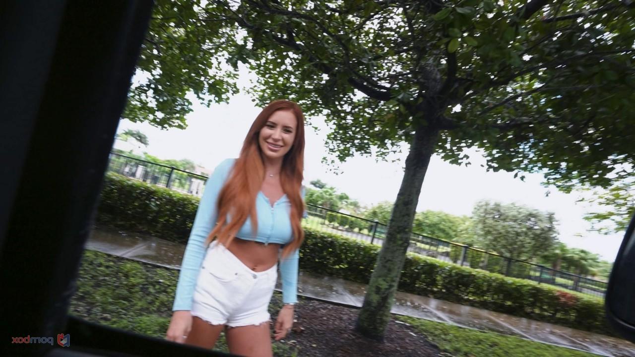20P Ruiva excitada MILF Scarlett Sommers mostra seus peitos grandes e é pega em uma van
