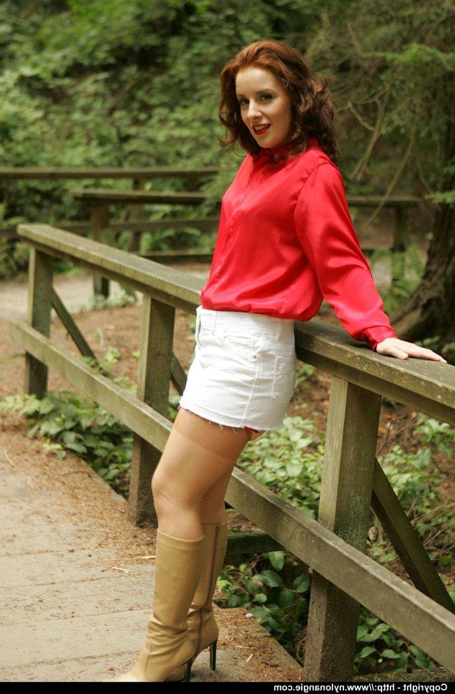 12P Ruiva amadora Nylon Angie se expõe em um caminho público em meia-calça e botas