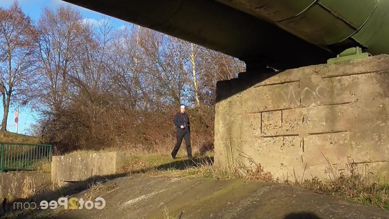 15P A garota branca Antonia Sainz abaixa as calças para mijar debaixo de um viaduto