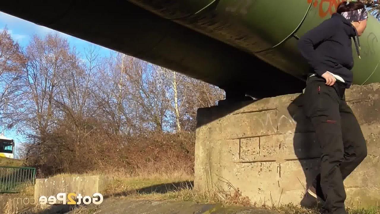 15P A garota branca Antonia Sainz abaixa as calças para mijar debaixo de um viaduto