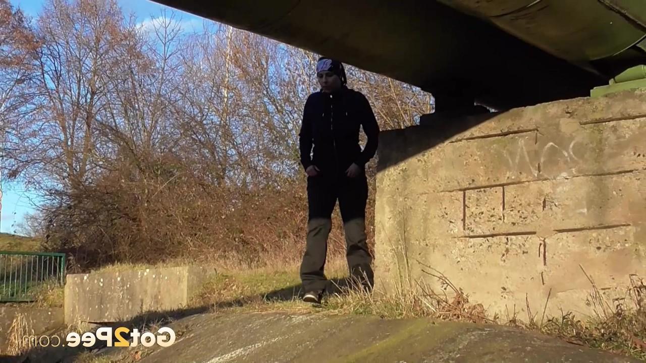 15P A garota branca Antonia Sainz abaixa as calças para mijar debaixo de um viaduto