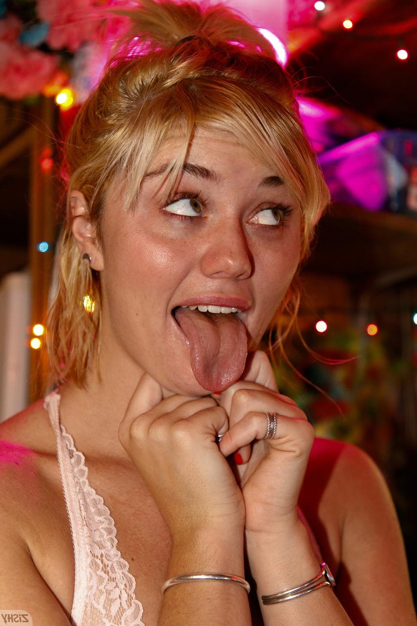 13P L'amatrice Luna Fey exhibe ses jolis seins et son corps en posant en solo.