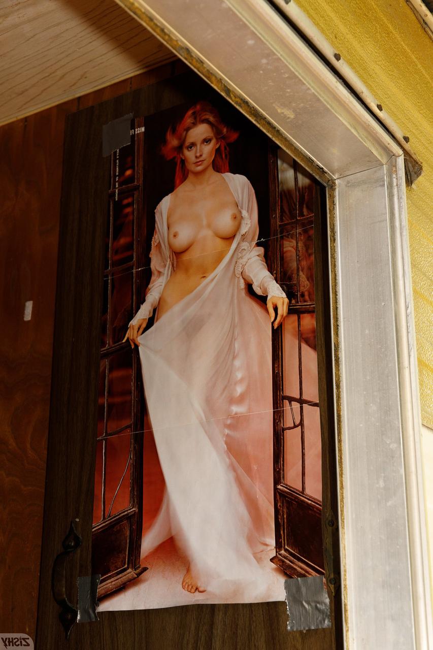 13P L'amatrice Luna Fey exhibe ses jolis seins et son corps en posant en solo.