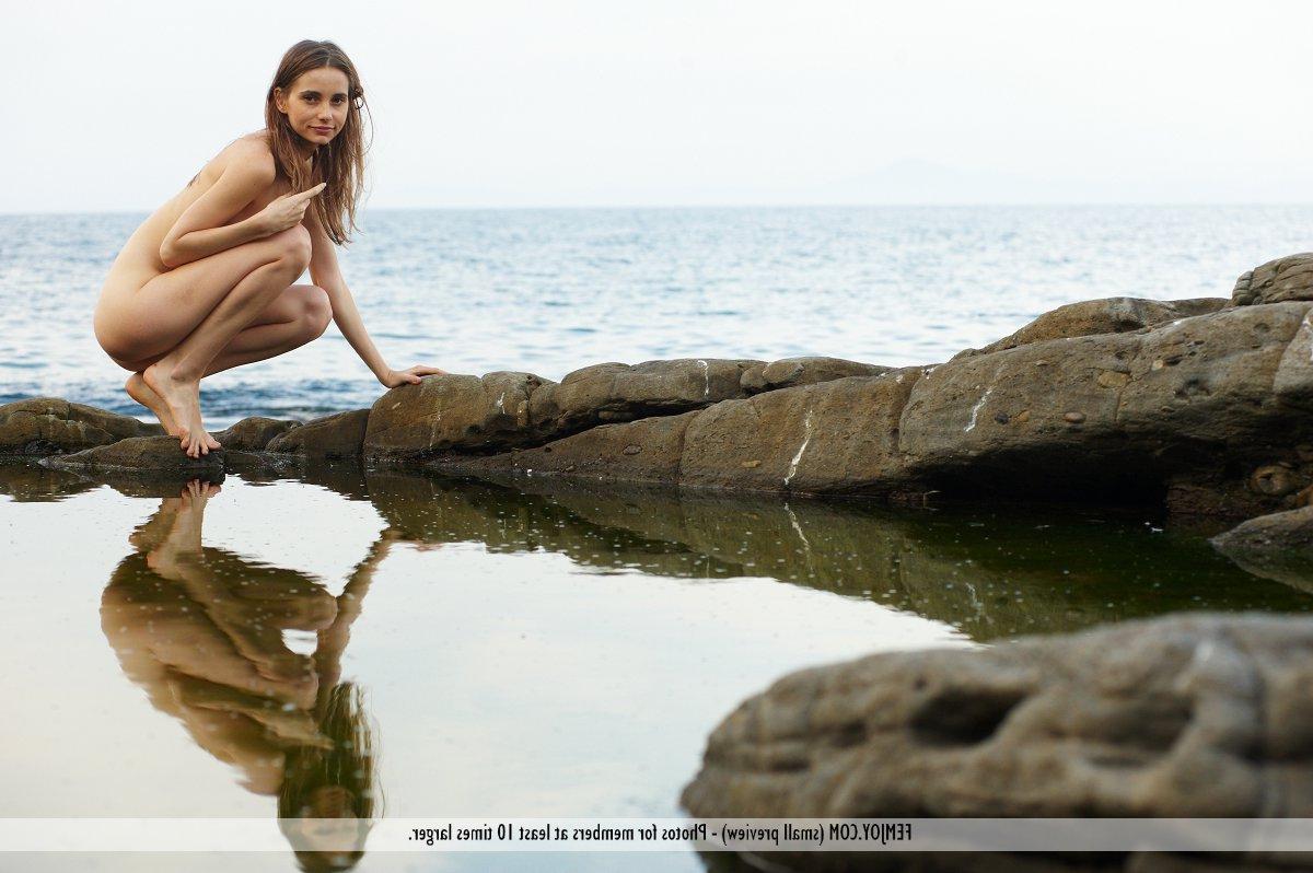 16P Fibby de piernas largas muestra su culo caliente mientras escala rocas desnuda en la playa
