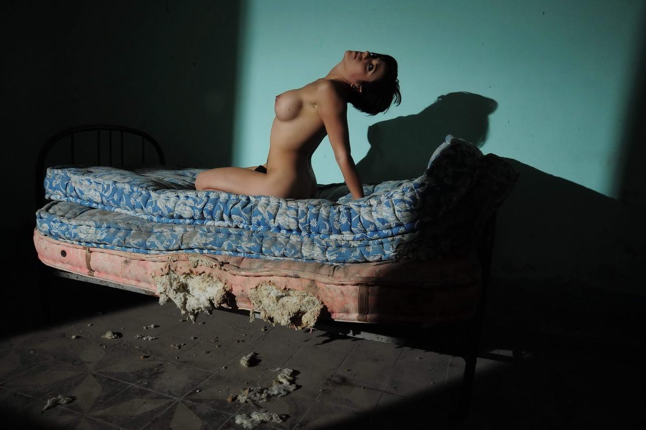 20P La joven de pelo oscuro Vivi revela sus tetas perforadas y hace alarde de su gran culo