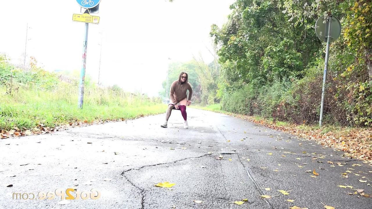 14P A garota branca Barbe mija muito em uma estrada pavimentada