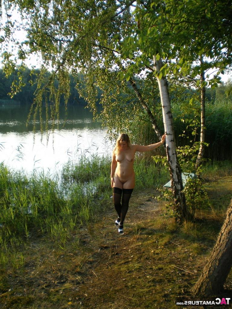 16P Sweet Susi, une femme d'âge moyen, enfonce ses sous-vêtements dans sa chatte près de l'eau.
