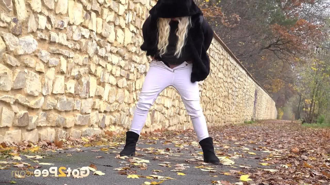14P A loira Henriet ostenta calças rasgadas enquanto mija em uma passarela pavimentada