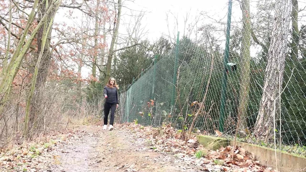 15P A garota branca Cynthia Vellons abaixa as calças para fazer xixi ao lado de uma cerca