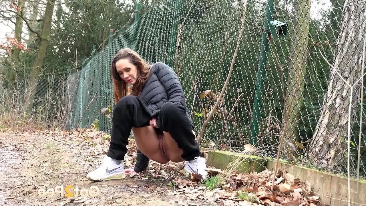 15P A garota branca Cynthia Vellons abaixa as calças para fazer xixi ao lado de uma cerca