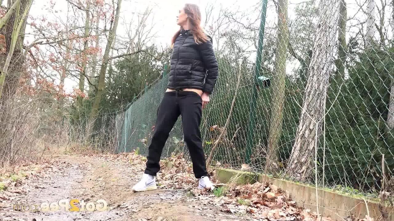 15P A garota branca Cynthia Vellons abaixa as calças para fazer xixi ao lado de uma cerca