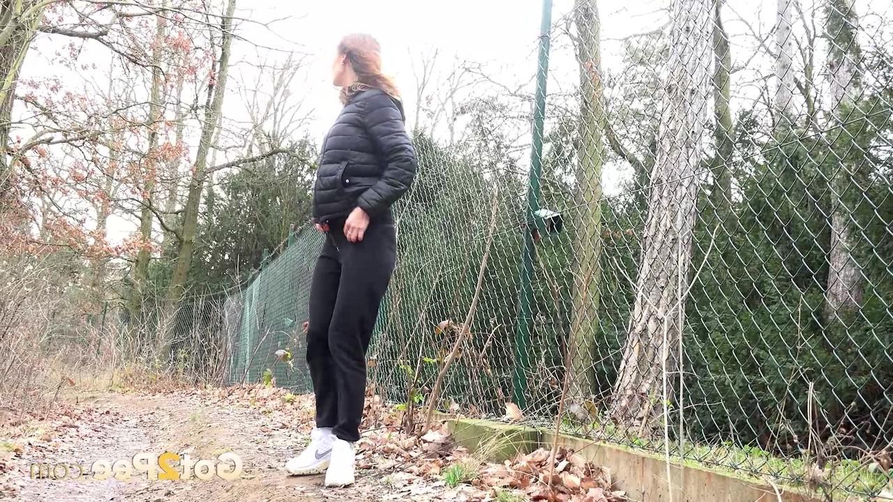 15P A garota branca Cynthia Vellons abaixa as calças para fazer xixi ao lado de uma cerca